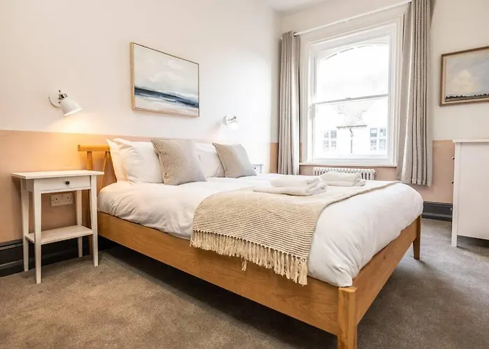 4 Castle Mews
