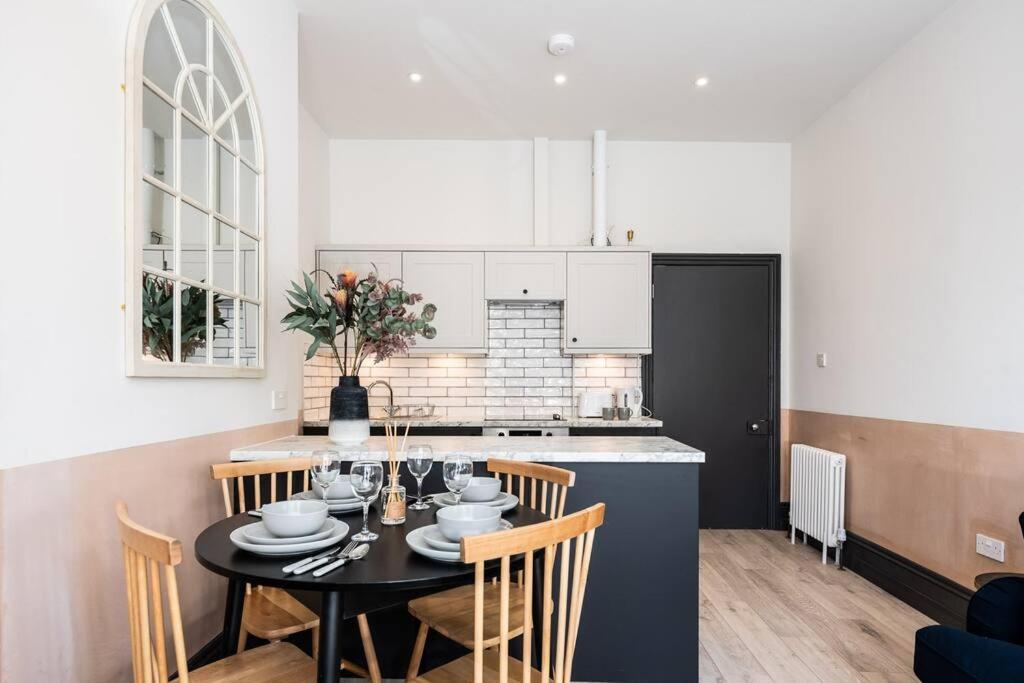 4 Castle Mews * Salisbury